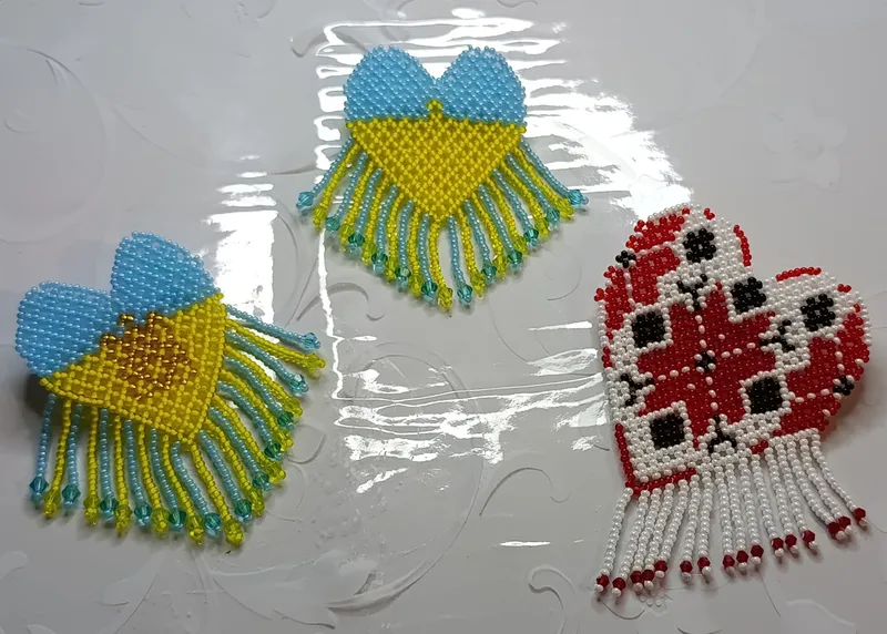 Брошка з чеського бісеру