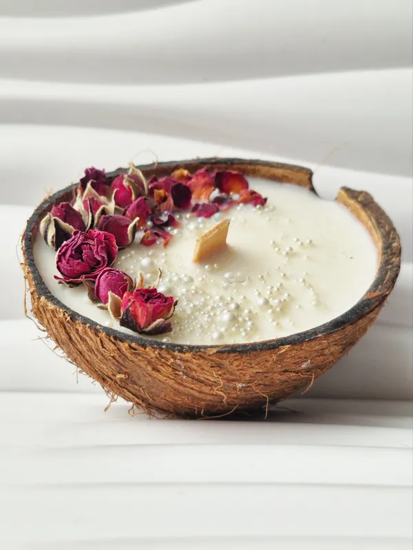 Соєва свічка в натуральному кокосі "Coconut Candle · Rose Whisper"